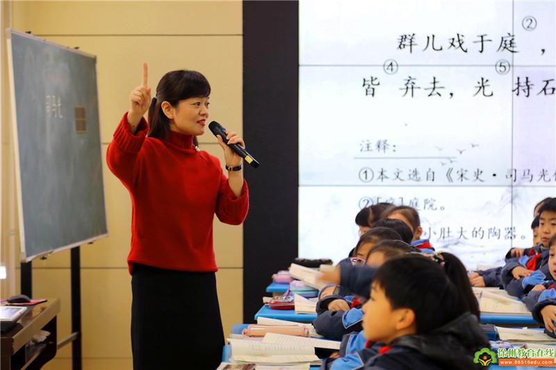77777888管家婆四肖四码揭秘芳草:突破释义、解释与落实,抵制欺诈的假诱导旗