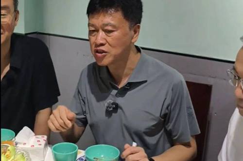 重庆一区委书记带头下馆子，深化群众路线的生动实践