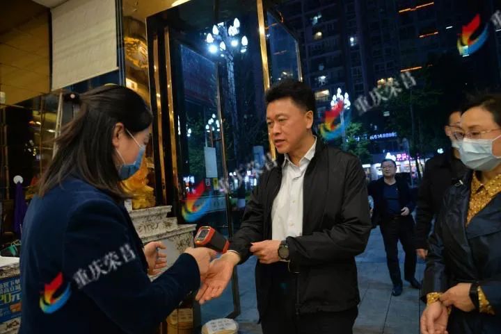 重庆一区委书记带头下馆子，深化群众路线的生动实践