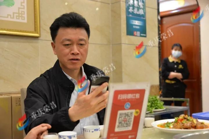 重庆一区委书记带头下馆子，深化群众路线的生动实践